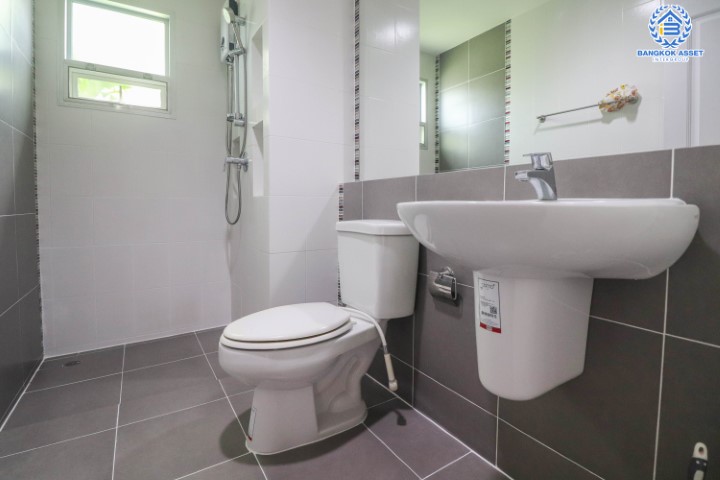 *****บ้านเดี่ยวมือสองนนทบุรี หมู่บ้าน ไลฟ์บางกอกบูเลอวาร์ด พระราม5 หลังมุม วิวสวน หน้าบ้านไม่ชนใคร จากแบรนด์ SC ASSET ฟังก์ชัน 3ห้องนอน 3 ห้องน้ำ 2 ที่จอดรถ พร้อมเฟอร์นิเจอร์บิวท์อินทั้งหลัง รองรับครอบครัวใหญ่  บนที่สุดแห่งทำเล เพียง 5 นาทีจาก MRT สถานีแยกติวานนท์ เชื่อมต่อทุกความลงตัวสู่ชีวิตสมบูรณ์แบบใกล้ถนนนครอินทร์ ถนนราชพฤกษ์ เดินทางสะดวกเหมือนอยู่ในเมือง